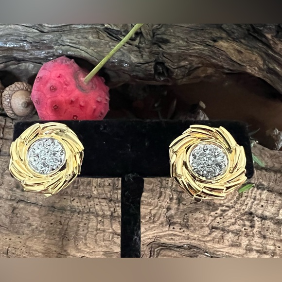 Nina Ricci Gold Plated Clip On Earrings Pinwheel Swarovski Crystals 3/4” - Picture 4 of 9